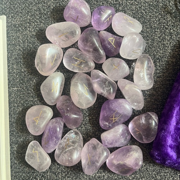 •The Book of Rune & Crystal Runes in Pouch• - Picture 3 of 8